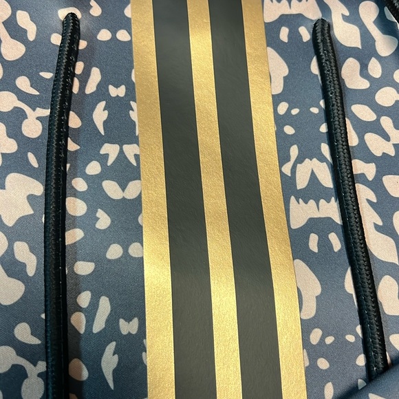 New Neoprene Expandable Tote with Detachable Zip Pouch Black, Gold, Leopard - Picture 5 of 16